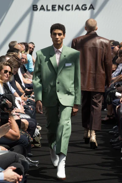 Look 15